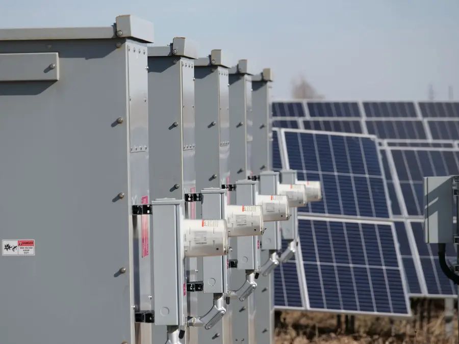 Güneş santralinde enerji ekipman kabinleri