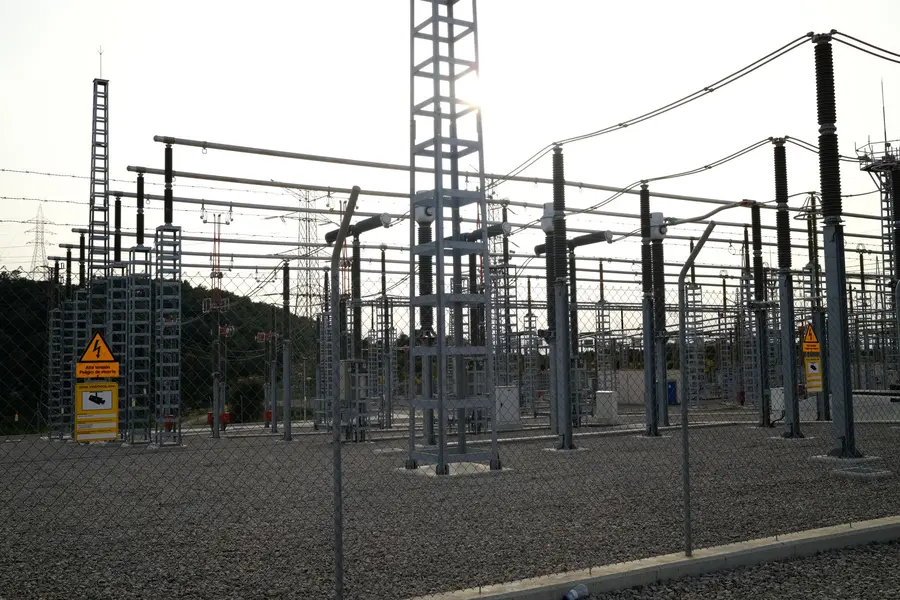 Trafo merkezinde güç trafosu ve yüksek gerilim ekipmanları