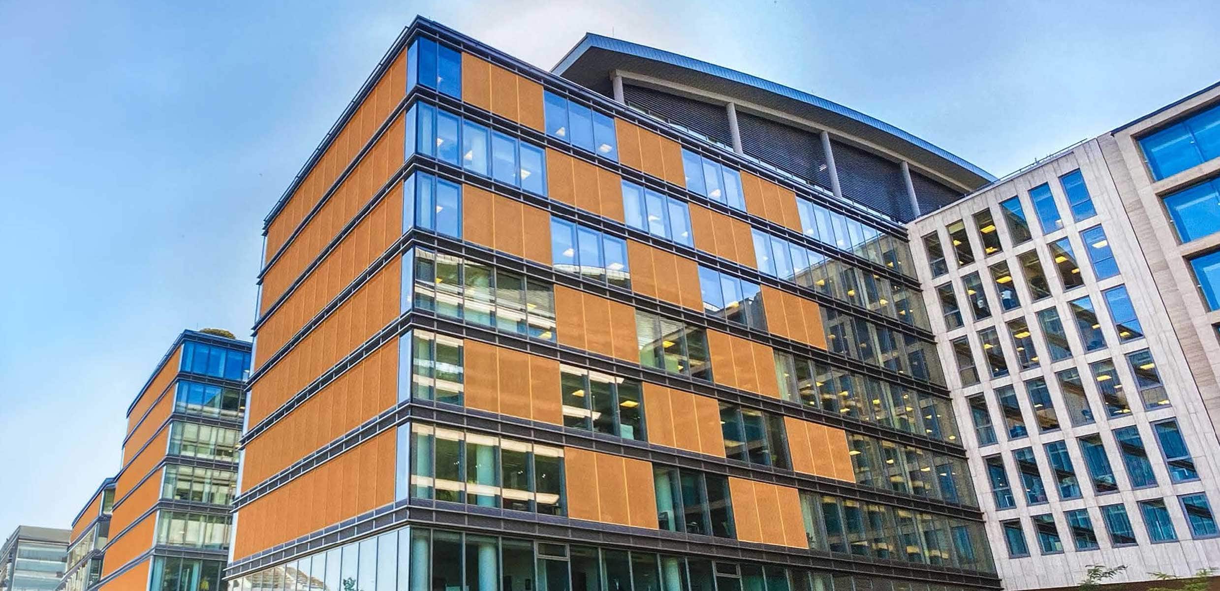 Cephesinde renkli fotovoltaik panel kullanılan modern ofis binaları