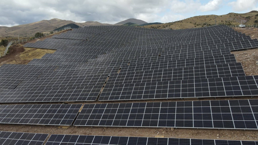 Doğuş Çay GES 4 — Şebinkarahisar'daki arazi tipi güneş enerjisi santralinden görünüm 1