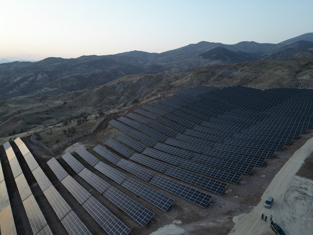 Doğuş Çay GES 4 — Şebinkarahisar'daki arazi tipi güneş enerjisi santralinden görünüm 10