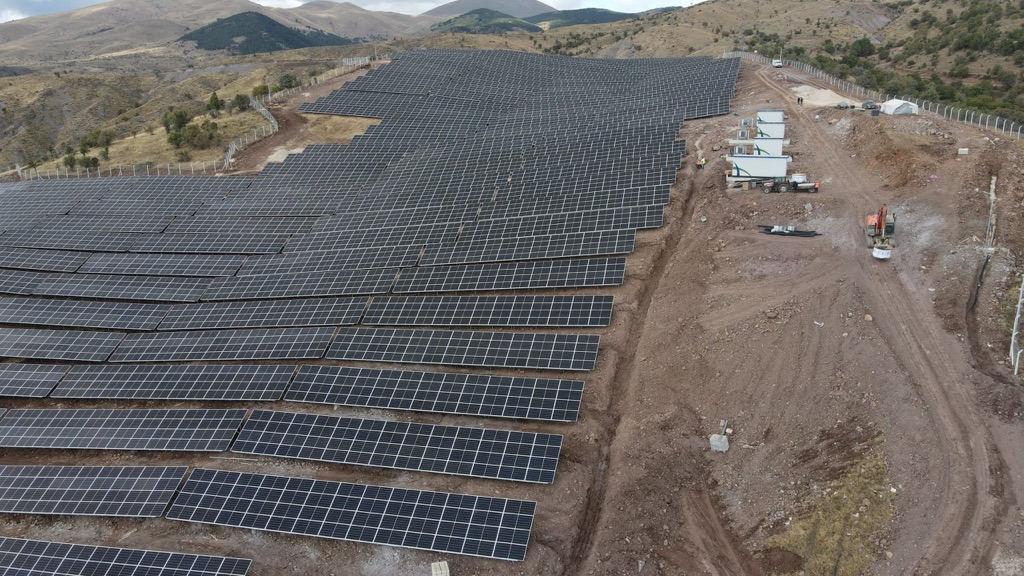 Doğuş Çay GES 4 — Şebinkarahisar'daki arazi tipi güneş enerjisi santralinden görünüm 3