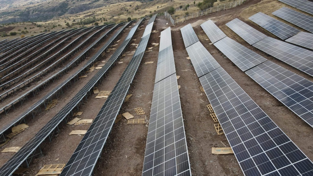 Doğuş Çay GES 4 — Şebinkarahisar'daki arazi tipi güneş enerjisi santralinden görünüm 4