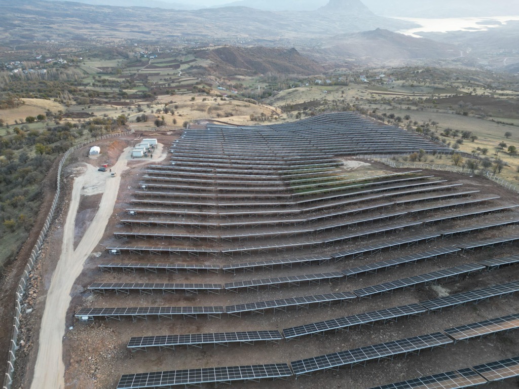 Doğuş Çay GES 4 — Şebinkarahisar'daki arazi tipi güneş enerjisi santralinden görünüm 7