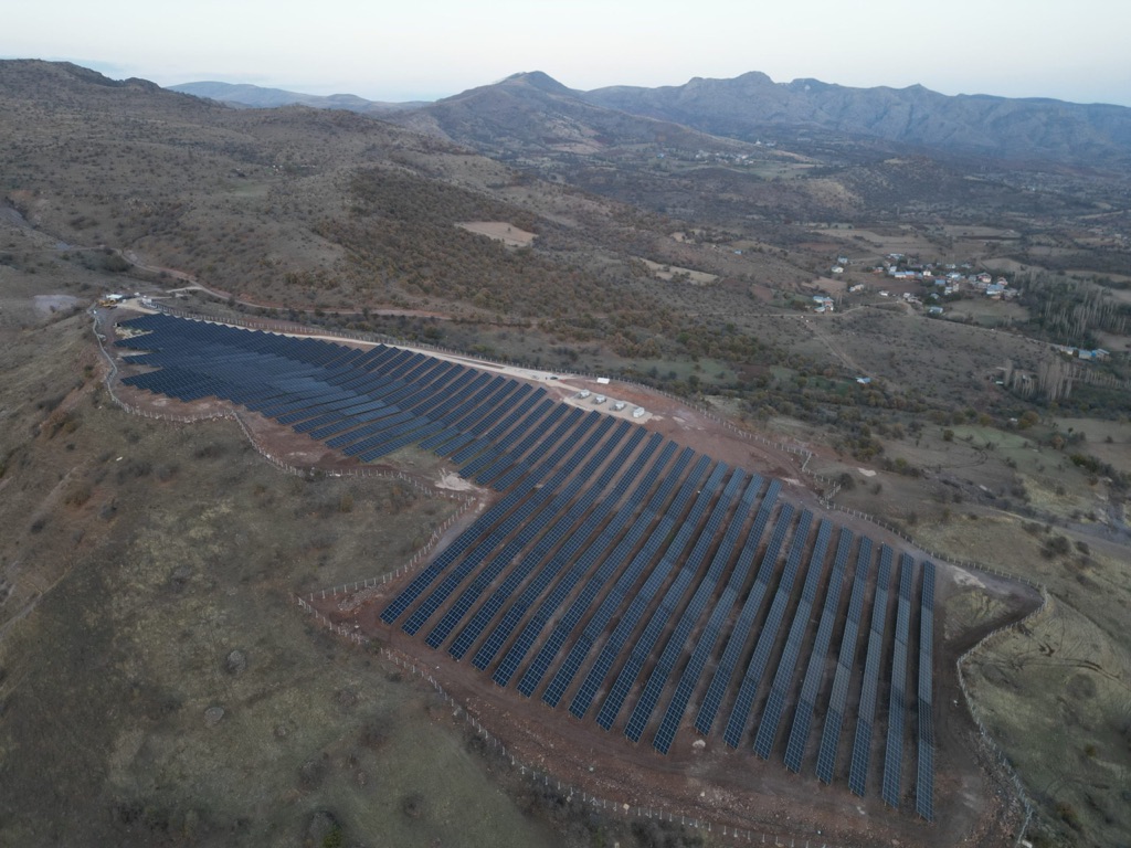 Doğuş Çay GES 4 — Şebinkarahisar'daki arazi tipi güneş enerjisi santralinden görünüm 8