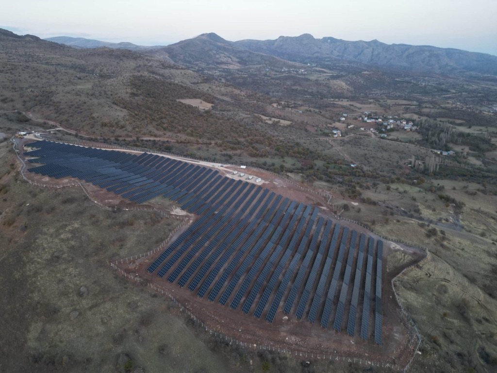 Doğuş Çay GES 4 — Şebinkarahisar'daki arazi tipi güneş enerjisi santralinden görünüm 9