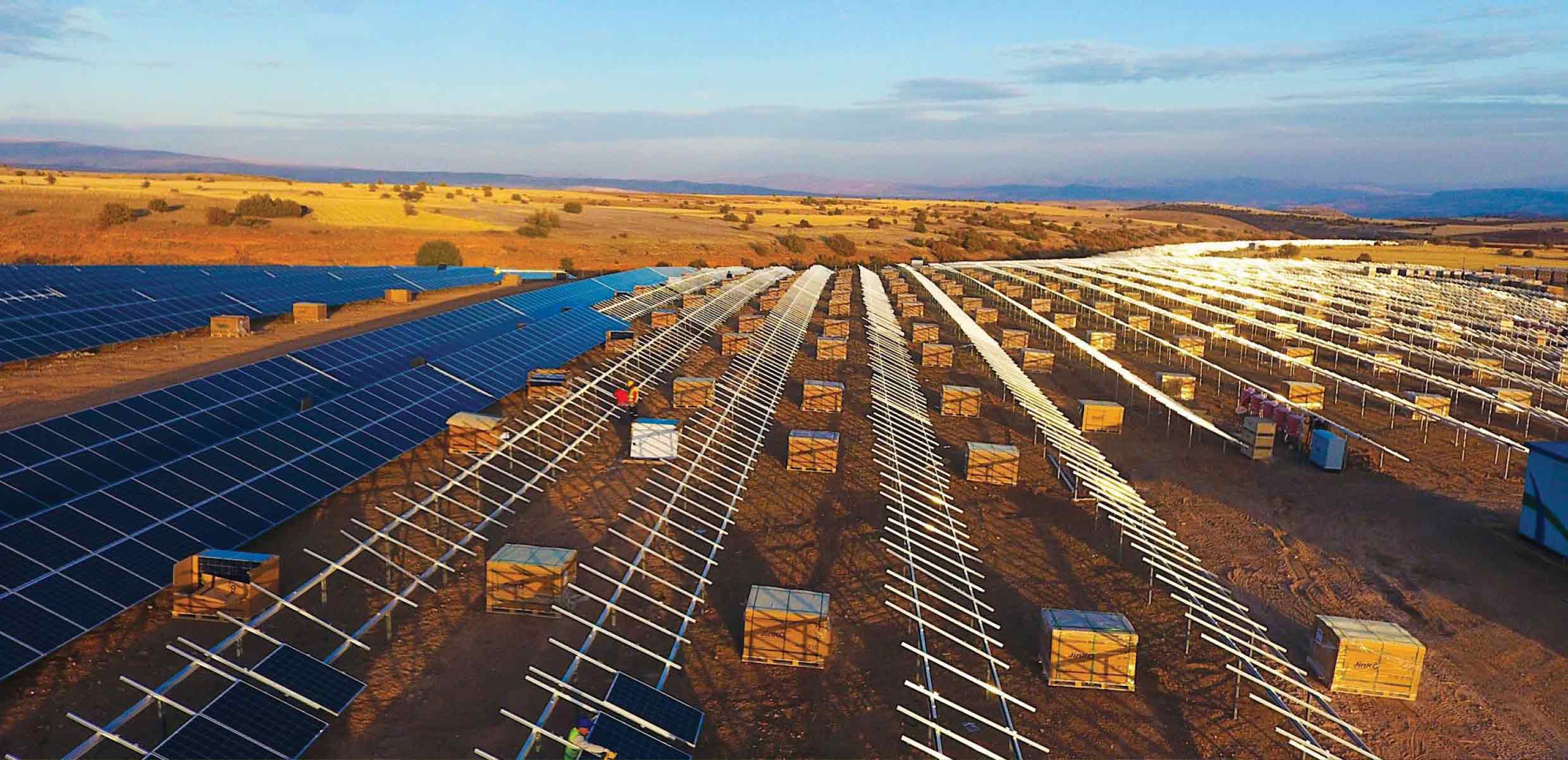 Arazi GES sahasında kurulum aşamasındaki solar montaj konstrüksiyonlarının havadan görünümü